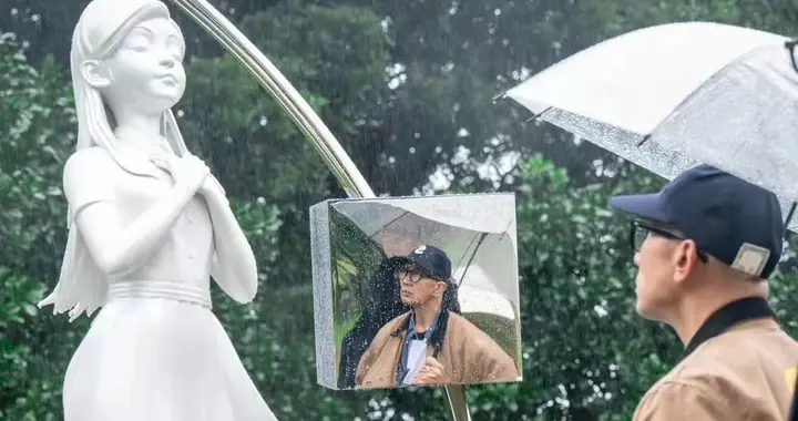 大S雕像不像引发热议，两个孩子和爸爸广州游，完全不受影响