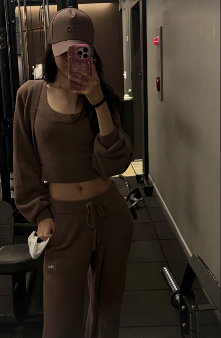 孙娜恩晒运动自拍