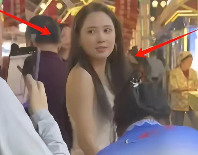 新疆街头偶遇森林北，腿短腰粗身材被嘲四六分，大肚子凸出好吸睛