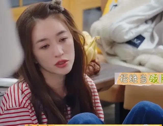 李小冉发怒撞飞所有老太太，蔡明在角落里默默地摔了两个靠垫