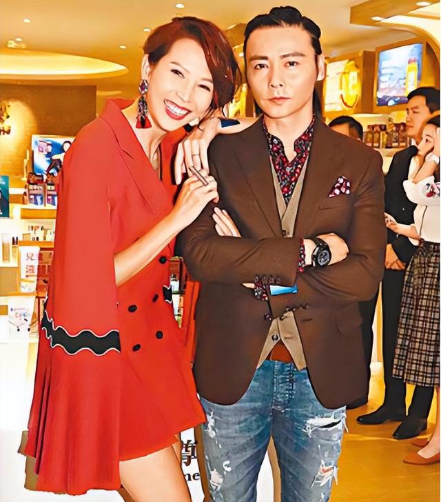 她是国家级演员：41岁嫁给大15岁丈夫，结婚20年，却没有一儿半女