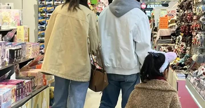 林峯陪张馨月回娘家过圣诞，一家三口逛超市，5岁女儿衣服显大