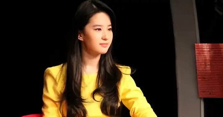 刘亦菲穿黄色礼服，就像太阳一样耀眼 直接给人一种金碧辉煌的感觉