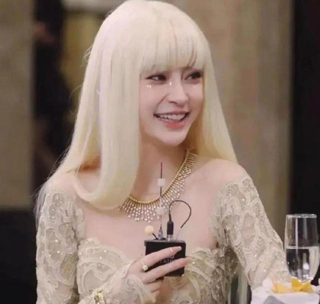 卖了7.9亿的杨颖成功翻身，升成副主任的她，狠狠给了黄晓明一击