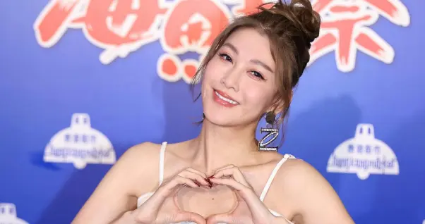 李彩华穿露腰装庆生，自曝超十人追求，坦言离异后恋爱观大变