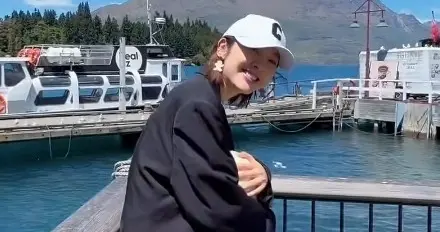 唐艺昕带女儿游新西兰，一起抱大树，5岁小樱桃胆子超大坐滑翔伞