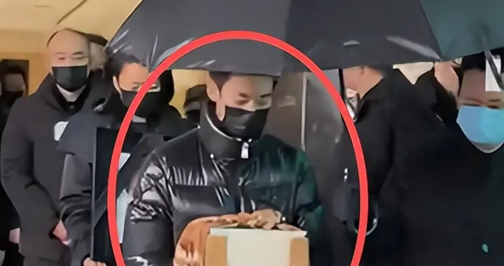 何晴告别式儿子露面！手捧骨灰，曝出临终细节惹泪目，廖京生现身