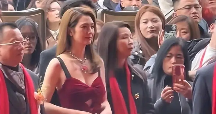 女神洪欣现身房地产走穴，落地凤凰不如鸡，这么好的身材可惜了