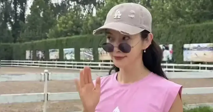 李冰冰最新近照，穿粉色上衣戴帽子又瘦又美，哪里能看出五十出头