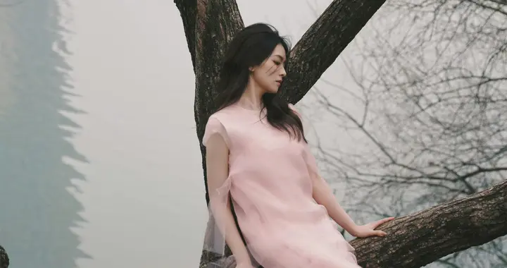 陈昊宇，身着一袭粉色连衣裙，淡雅怡人