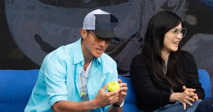 46岁吴尊和老婆林丽吟澳大利亚看网球比赛，夫妻俩坐在VIP观众席