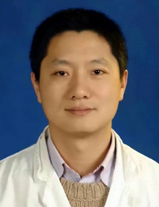 网友清明节前祭拜李晟医生！晒其墓地照惹泪目，还带去了生日蛋糕