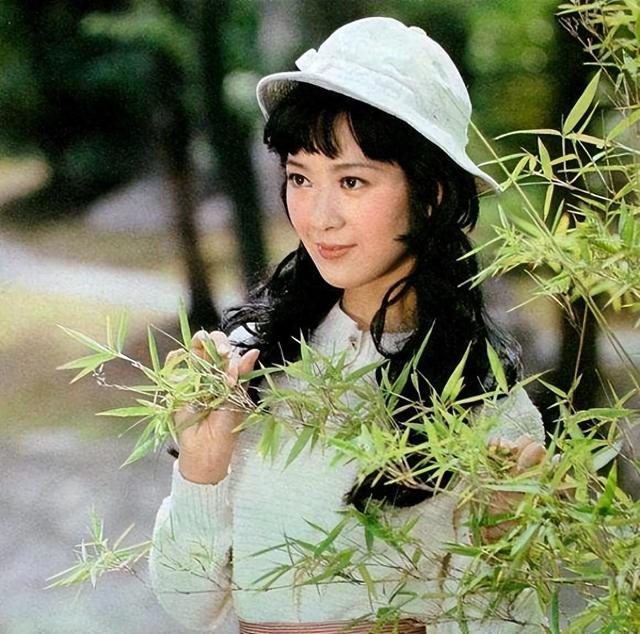 刘晓庆红不过她，赵雅芝美不过她，如今28岁女儿长成这样