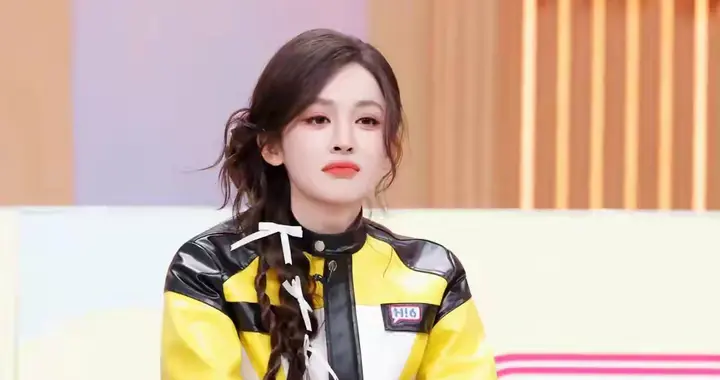 古力娜扎，真的太美啦！嘟嘴的时候真的超级美萌！好喜欢呀！