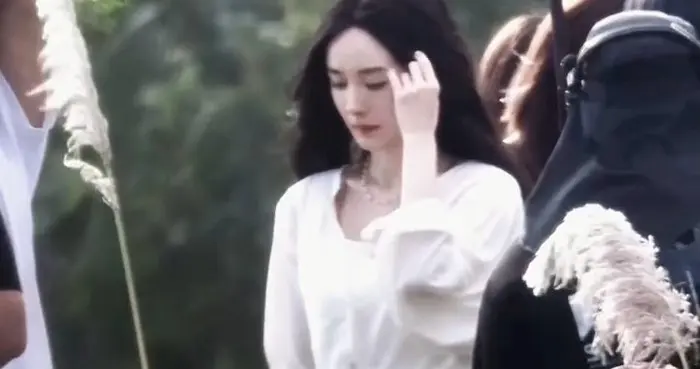 杨幂新剧《末路狂花》路透，身着白色雪纺衫加半身裙，气质出尘