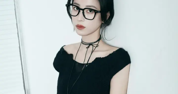 周雨彤黑色穿搭的职场眼镜姐姐