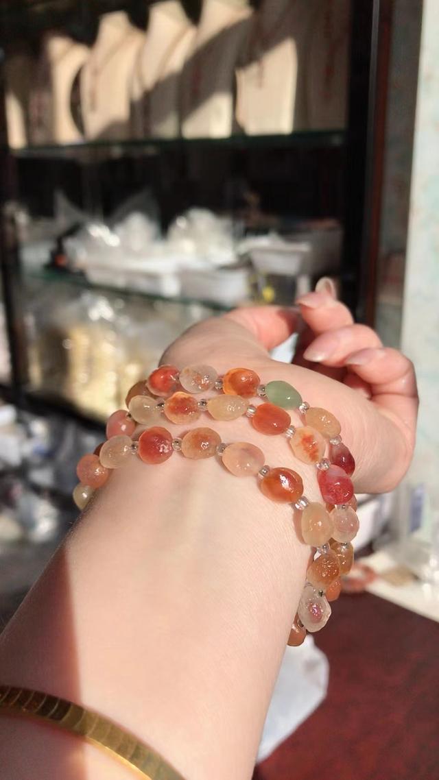 戈壁滩捡的石头像极了糖果，戴在手腕总是忍不住想吃