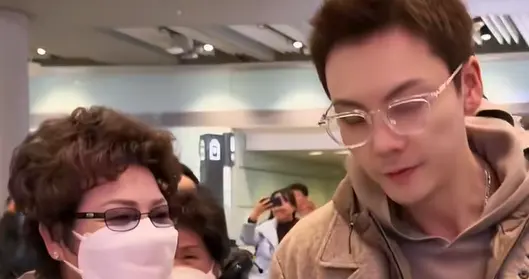 陈伟霆接妈妈来北京，80岁妈妈出镜穿短袖戴金表，何穗在家坐月子