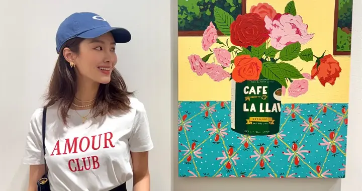 杨采钰在香港看艺术展，她脖子上挂着叉子，她穿了一万五的牛仔裤