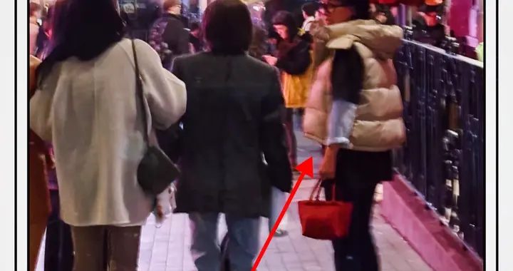 57岁那英现身伦敦被偶遇，打扮时髦，年轻有活力，网友：像30岁！