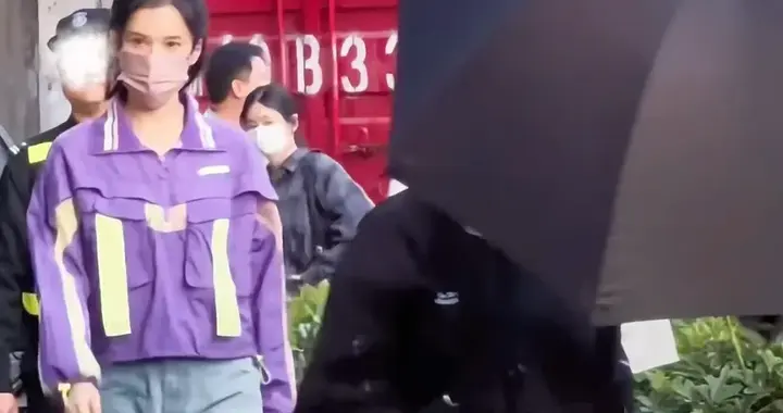 张婧仪拍戏路透图，穿搭老土显的膀大腰圆的，完全不像偶像剧女主