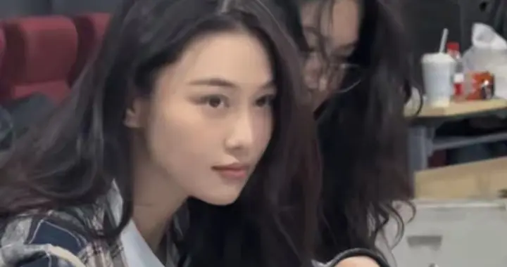 张馨予素颜上课被抓拍，偷偷画老师的样子，像极了大学学妹