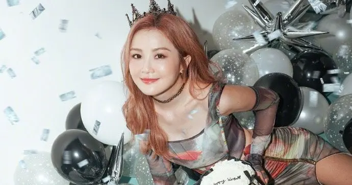 蔡卓妍寒风中秀腹肌，自律健身的秘诀让人惊叹！