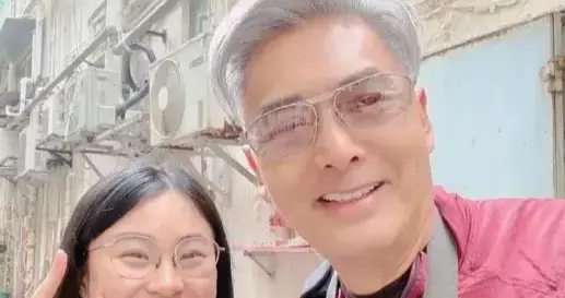 70岁周润发在香港街头被偶遇，他背部弯了，头发白了，老了好多啊 ???