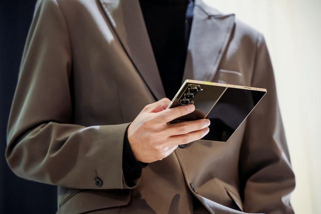 超高端装备新形象，心系天下三星W25塑造时代经典