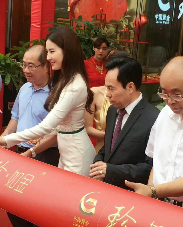 笑死，刘亦菲剪彩的样子，美得好出尘，身边几个大佬想看又不敢看