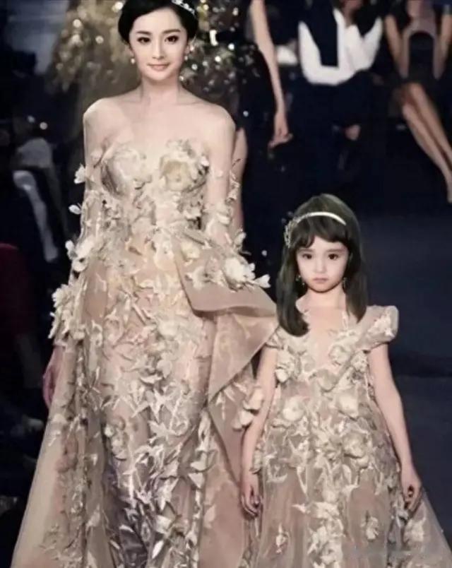 楊冪和小糯米，一样的穿搭，妈妈高雅，女儿可爱，真的是各放异彩