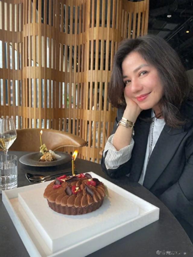 63岁香港「第一美女」全素顏街坊Look遭出卖！