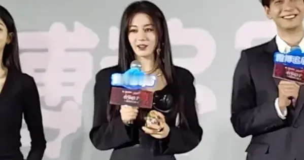 迪丽热巴剧宣《枭起青壤》，身穿黑色皮质拼接裙，又美又飒