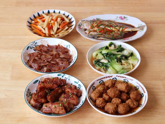 大学生暑假回家，午餐4荤2素，简简单单，网友却问：百万富翁吗？