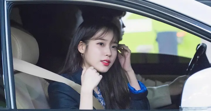 李知恩碎花裙 黑西装 ???