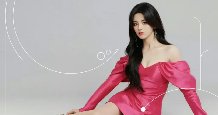 杨超越 粉红抹胸长裙 她确实很有韵味