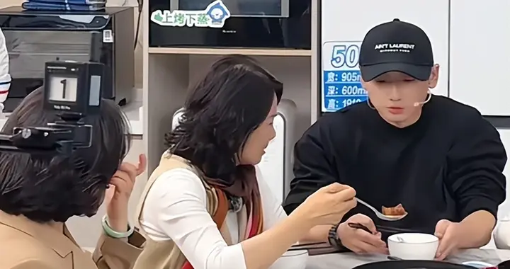 董明珠烏啦啦同框直播 自嘲“很吃虧 會做不會說”