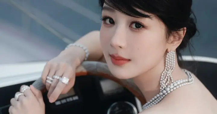 杨紫纯白抹胸连衣裙