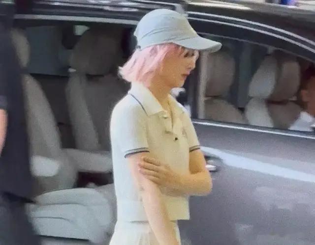 赵丽颖现身停车场，穿着好贵气白色系走路带风， 腿嘎长嘎长