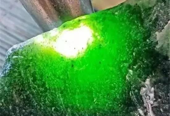 翡翠|与翡翠共生的水沫子，形似帝王绿，但价值不过几百块