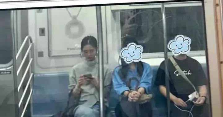 黄多多在纽约地铁被偶遇了，网友夸赞她很有气质，透着股清冷感
