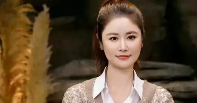 49岁林心如增肥后大变样！穿亮片毛衣+半身裙好显贵，差点认不出