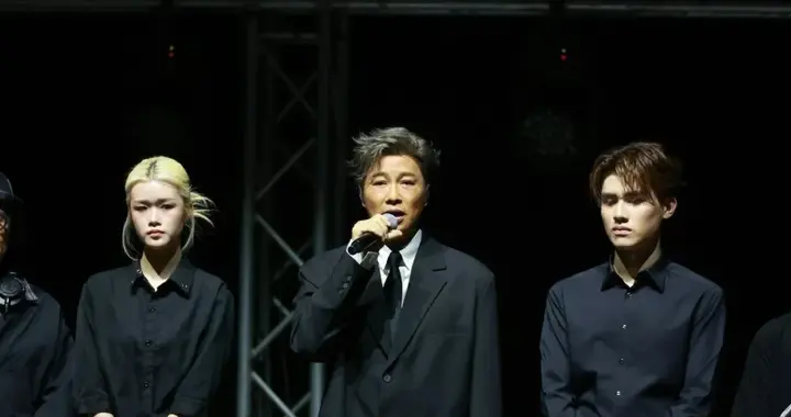 知名港星入行37年首开演唱会，妻女惊喜现身，爱女拉大提琴伴奏