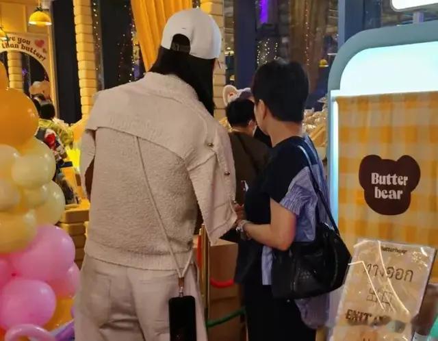 奚梦瑶和婆婆梁安琪同游泰国，小明身材高挑气质出众 婆媳关系真好