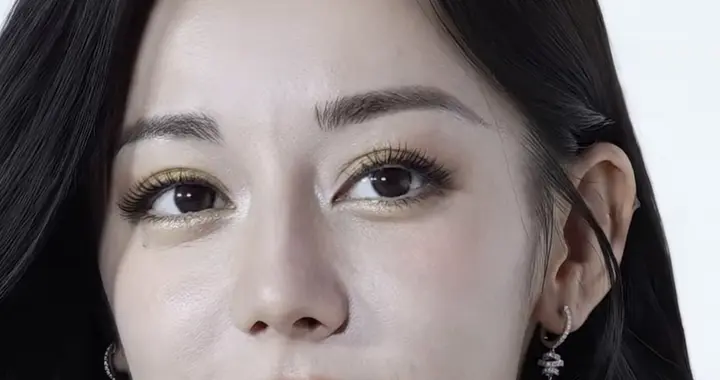 迪丽热巴无修图照片，皮肤好好，自信又美丽