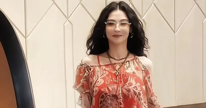 45岁张柏芝最新穿搭：微卷发+短袖+牛仔裤，复古又时髦，像28岁