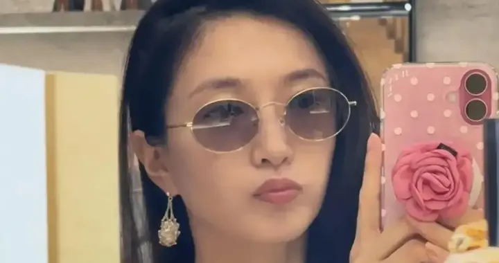 江疏影七夕分享多样美照，抹胸上衣搭配休闲风造型，尽享惬意时光