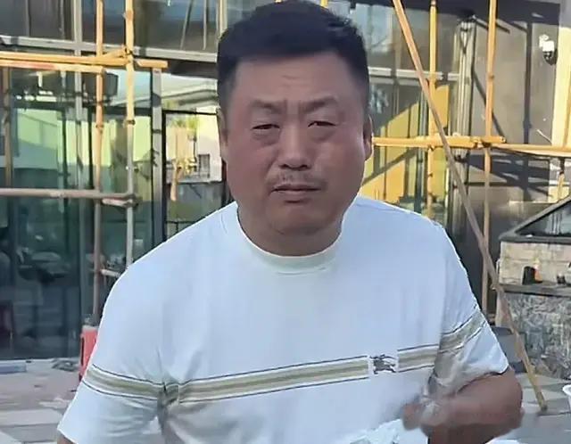 宋晓峰为20岁女儿做铁锅炖，妻子杨晓茹拿香奈儿出镜，身材超好