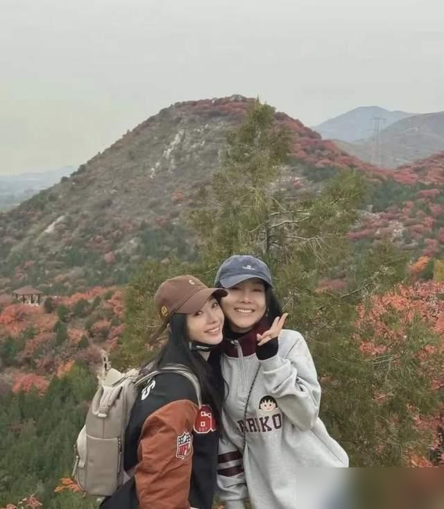 44岁柳岩爬山被偶遇！素颜穿夹克时髦减龄，嫩如24岁少女