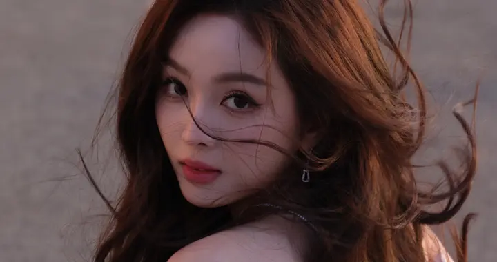 吴宣仪粉红抹胸礼裙